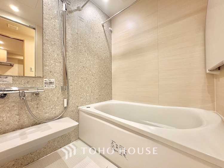 風呂 【浴室】《一日の疲れを落としてくれる場所は、落ち着く場所でなければならない》　高級感溢れるカラーと大きさ・柔らかな曲線で構成された半身浴も楽しめるバスタブが心地よさをもたらします。