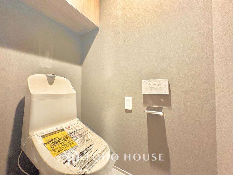 トイレ 清潔感あるホワイト調のクロスと温もり溢れるモダンカラーの床材が見事に調和した本邸宅は、毎日の生活を少しでも快適に過ごして頂ける様に落ち着いた雰囲気作りから行っています。