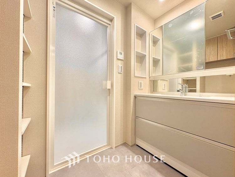 洗面 気持ちの良い朝をつくりだし、夕方には笑顔を取り戻させてくれるミラー。パウダールームはいつでも本来の自分を取り戻せる空間。明るく仕上げてあります。