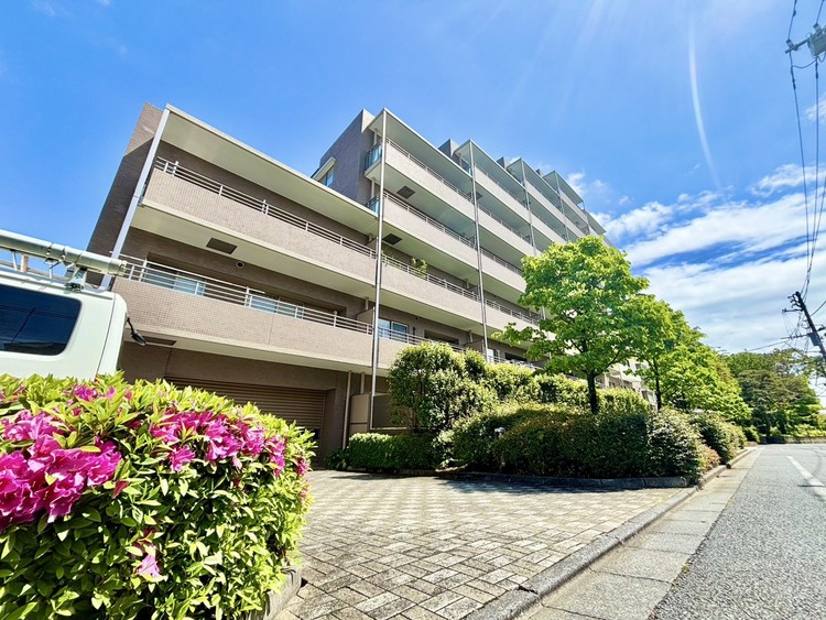 外観 ◆共有空間◆些細な事でほっぺを膨らまして怒る君。それでも僕達はこれからも一緒だよ。喧嘩をしても離れたくないから一つはさんだ同じ場所にいる。分かるよ。そこに君が