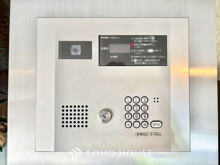 外観 ◆リビング◆たくさんの窓から注ぐ太陽の光。時間の経過とともに光と影のコントラストがこの空間のムードを変え、部屋に変化と温もりをもたらしてくれる。