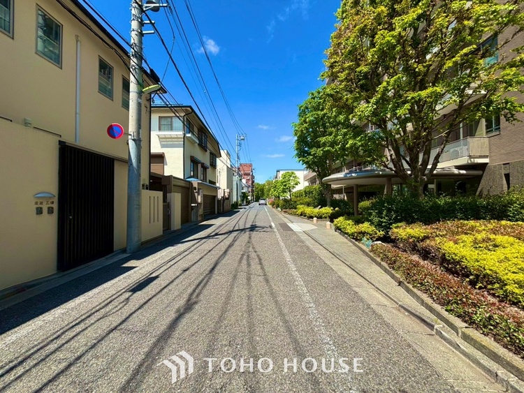 エントランス ◆色彩◆この空間に放たれた光は華美なまでに演出されたデザイン。流れる時をより芳醇なコーヒーの様な色彩奏でるアダージョ。そして情景豊かな作品のような暮らしがイメージできる。