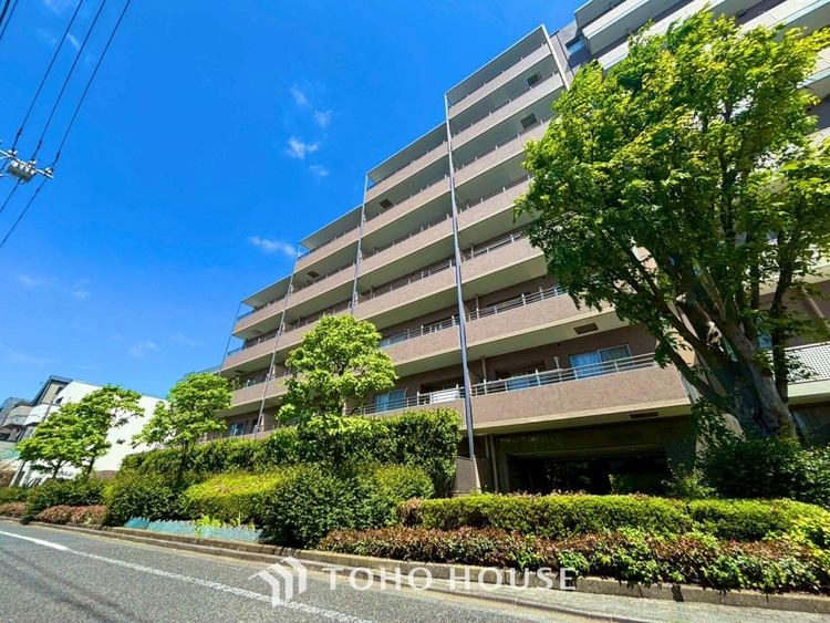 外観 ◆窓を開けると◆冷涼な風、そよぐリビング。だんらんの場所はここから始まり、ここで終わる。家族の笑顔が集う素敵な場所だから、こだわり抜いた思いが詰まっているのだと思う。