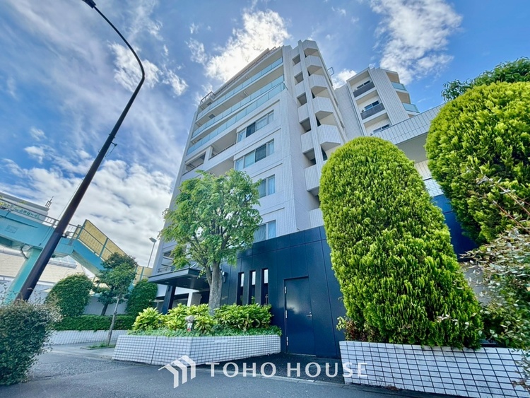 外観 ◆キッチン◆美しく使いやすいキッチンは油汚れが簡単に拭き取れる素材で加工されており、浄水器シャワーから流す水の音を軽減する静かなシンクを採用。見えないところにさり気ない配慮が嬉しいですね