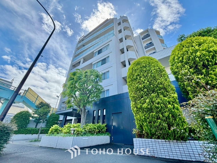 外観 ◆木漏れ日◆の様な採光が優しく足元を照らし、心地いい暮らしの道しるべを写し出す。この空間で過ごす家族との語らいの時間がとても素敵で幸せを感じるかもしれない。