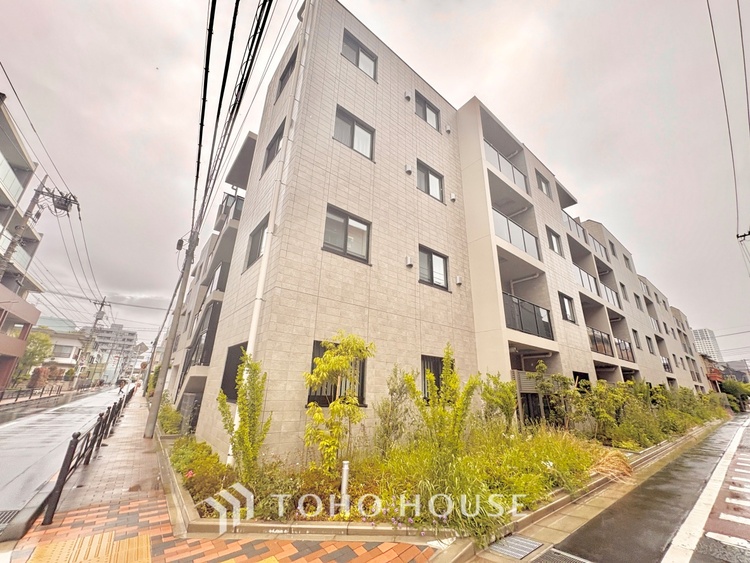 外観 ほんの少しのこだわり。ちょっとした色使いがその家がもつ雰囲気、趣（おもむき）を携え、暮らす家族や訪ねてくる友人・知人に新鮮な香りを運んできます。