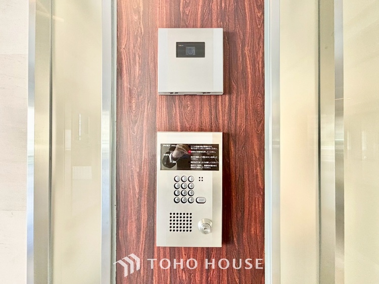 外観 ◆リビング◆たくさんの窓から注ぐ太陽の光。時間の経過とともに光と影のコントラストがこの空間のムードを変え、部屋に変化と温もりをもたらしてくれる。