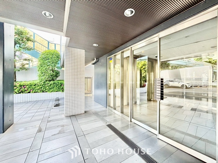 エントランス ◆色彩◆この空間に放たれた光は華美なまでに演出されたデザイン。流れる時をより芳醇なコーヒーの様な色彩奏でるアダージョ。そして情景豊かな作品のような暮らしがイメージできる。