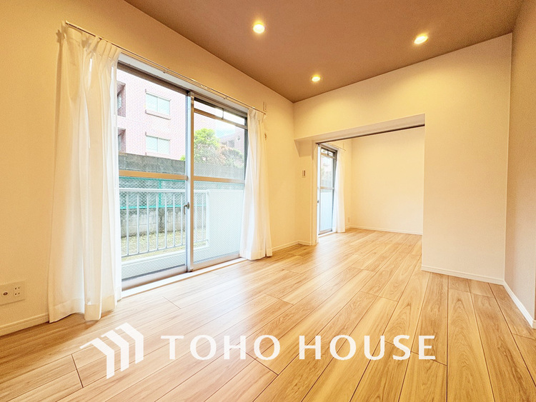 内装 爽やかに過ごせるように、光をたっぷり取り込んだLDK