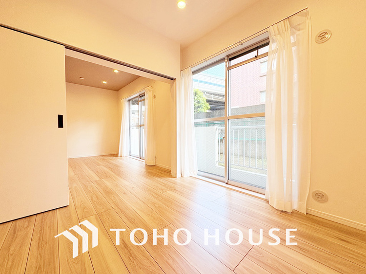 内装 採光もある洋室は、くつろぎのひと時を過ごすのにぴったり