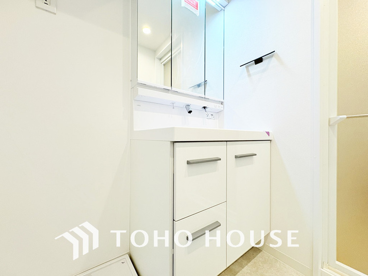 洗面 白を基調とした清潔感のある洗面室で朝の身支度を