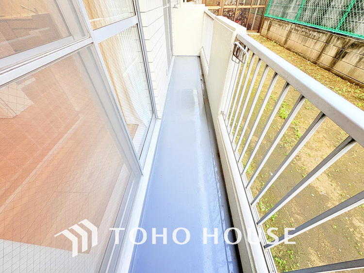 バルコニー 日当たりの良いバルコニーで晴れの日の洗濯物も楽しみになりますね