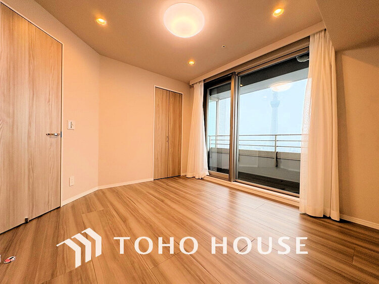 内装 採光もある洋室は、くつろぎのひと時を過ごすのにぴったり