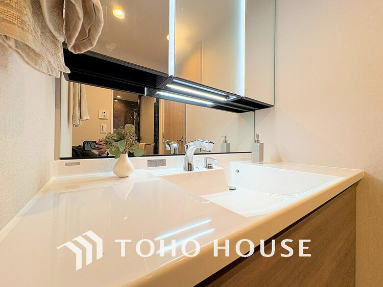 洗面 白を基調とした清潔感のある洗面室で朝の身支度を