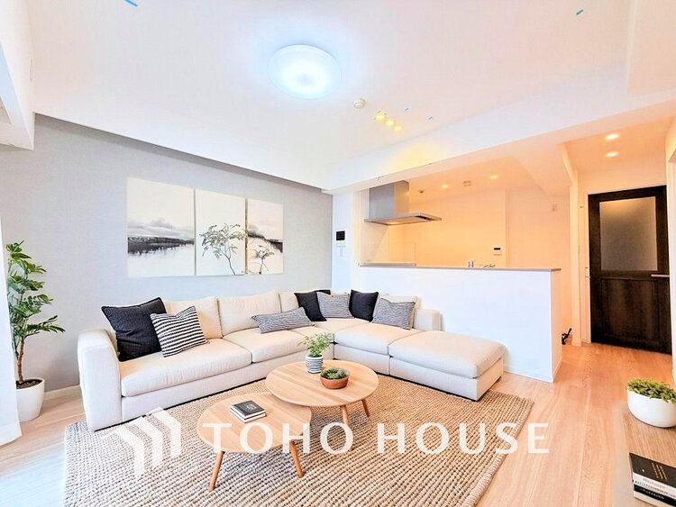 内装 広がりのある住空間、家族が集まるリビング・ダイニング(家具は全てCGです)