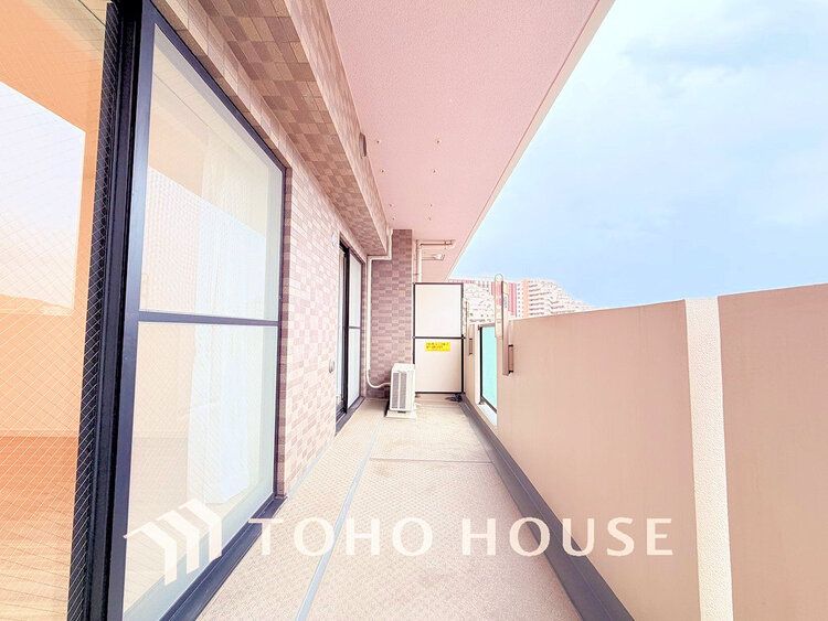 バルコニー 日当たりの良いバルコニーで晴れの日の洗濯物も楽しみになりますね