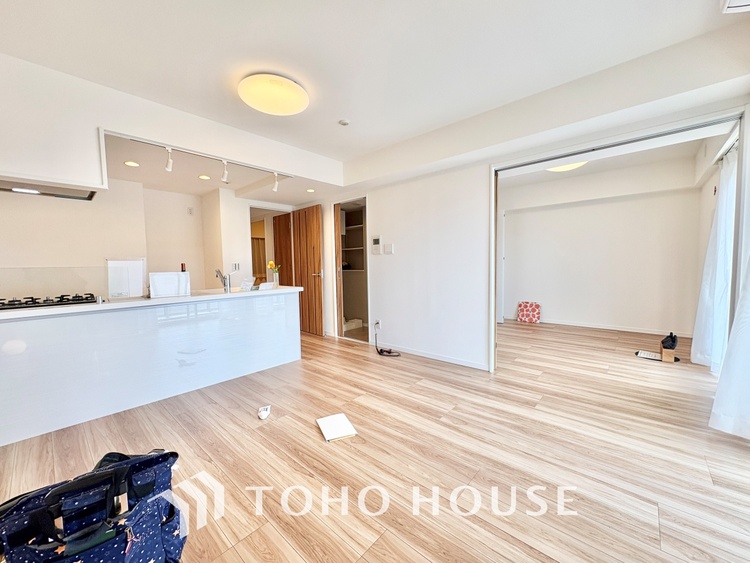 内装 ここにはみんなが集い、食事と楽しい会話が始まる。話に夢中になりすぎて、ついつい時を忘れ夜半過ぎになってしまう。そんな束の間の幸せを感じさせてくれる場所でありたい。　