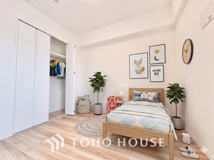 内装 感性を育むプライベートルームはシンプルでスマートな空間※生成AIによるイメージです。家具・小物は販売価格に含まれません。