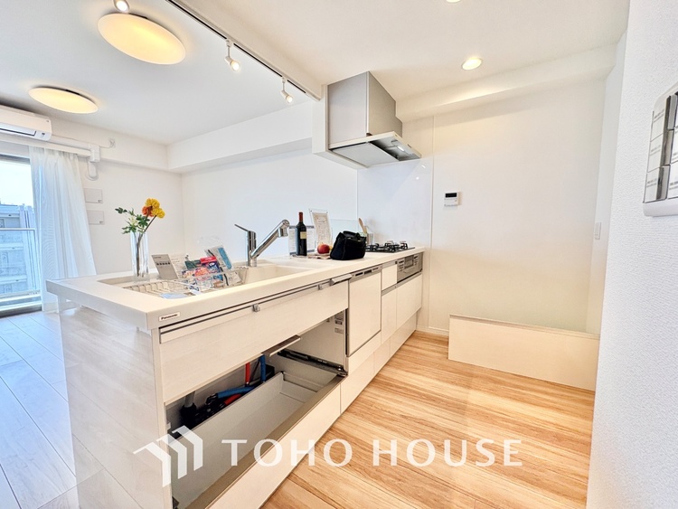 キッチン 上質な素材に囲まれたキッチンは、穏やかな時間が流れる特別な空間。洗練された料理が生まれる場所です。