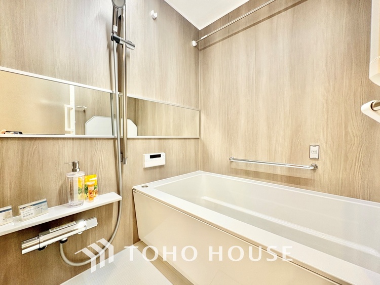 風呂 清潔感あふれる快適なトイレ。毎日を心地よく過ごせるおすすめポイントです。