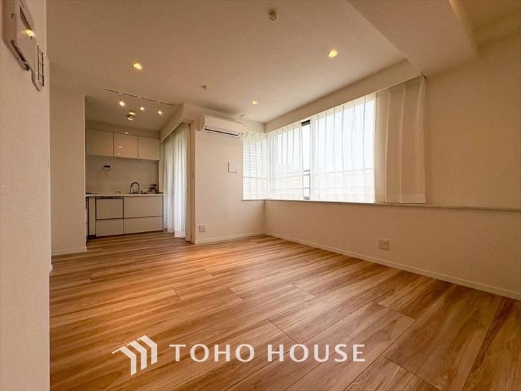 内装 ◆陽光◆が差し込む。この開放的なLDKに家族の笑顔が集う。家族が一緒に過ごす空間は明るく、そして居心地よく。