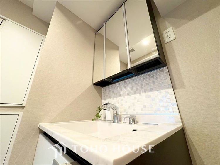 洗面 ◆快適◆煌びやかな暮らしの中にも忘れたくない快適さ。大きな収納が助けてくれます。