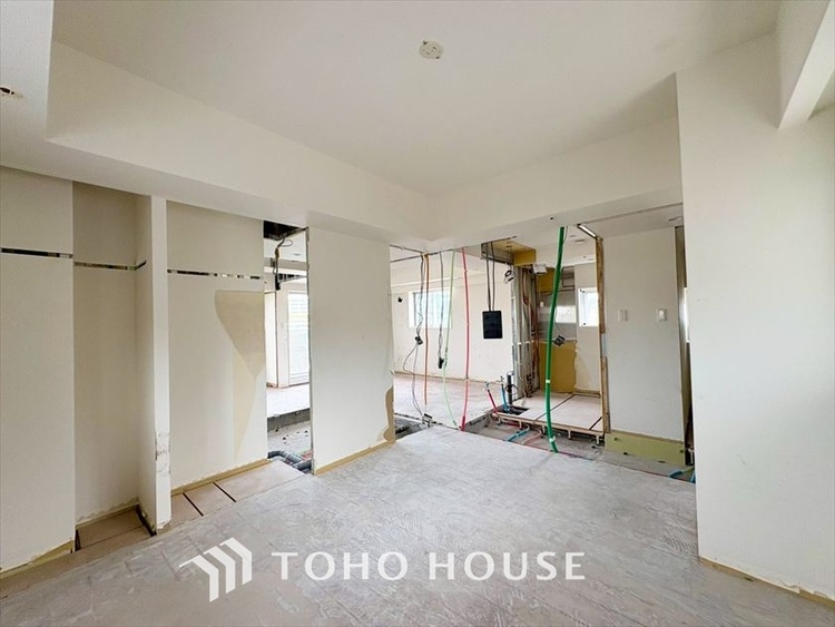 内装 現在改装中◆陽光◆が差し込む。この開放的なLDKに家族の笑顔が集う。家族が一緒に過ごす空間は明るく、そして居心地よく。