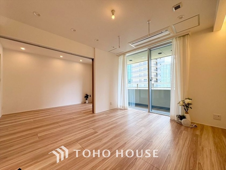 内装 【LIVING】◆陽光◆が差し込む。この開放的なLDKに家族の笑顔が集う。家族が一緒に過ごす空間は明るく、そして居心地よく。