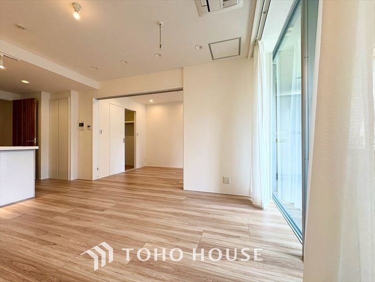 内装 【LIVING】◆扉を◆開くとこの景色。家族の”おかえり”の声が聞こえてきそう。