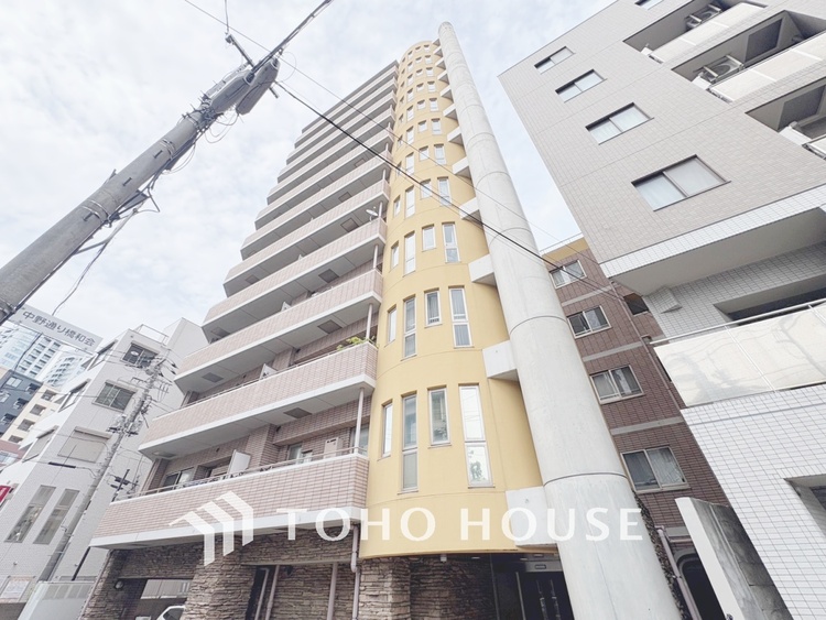 エントランス 【ENTRANCE】◆家族◆家で家族と過ごす時間は限られている。帰りを待つ家族の元へと急ぐときの弾む思い。そんな思いを引き立てる邸宅。