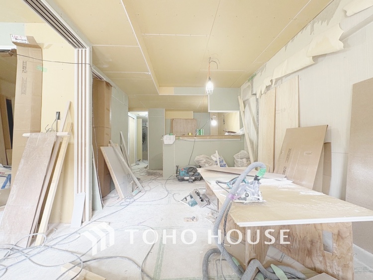 内装 現在改装中◆煌びやか◆愛おしい家族との団欒の時間をより一層幸せなものに感じさせる煌びやかなLDK。輝かしい毎日が待っています。※この画像の家具の配置には、CGによる加工を施しております。