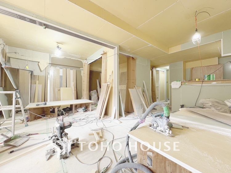 内装 現在改装中◆陽光◆が差し込む。この開放的なLDKに家族の笑顔が集う。家族が一緒に過ごす空間は明るく、そして居心地よく。