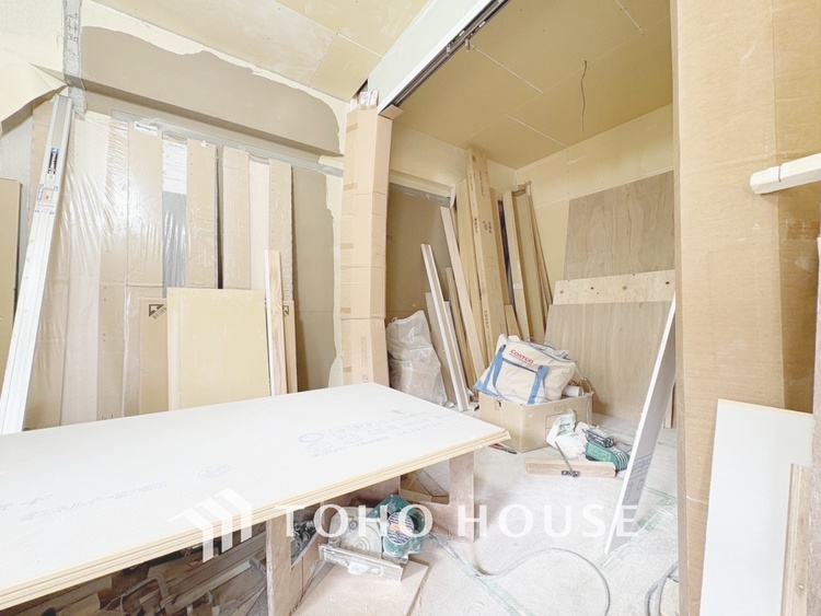 洗面 現在改装中◆快適◆煌びやかな暮らしの中にも忘れたくない快適さ。大きな収納が助けてくれます。