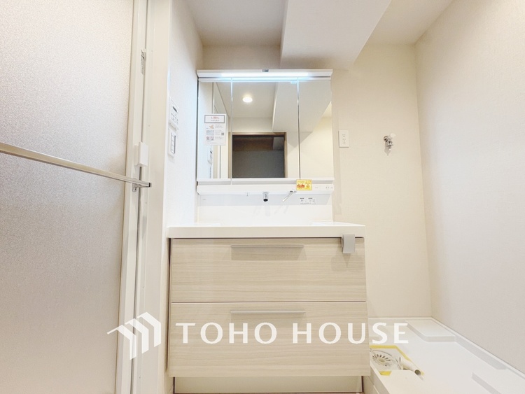 洗面 【WASHROOM】◆快適◆煌びやかな暮らしの中にも忘れたくない快適さ。大きな収納が助けてくれます。