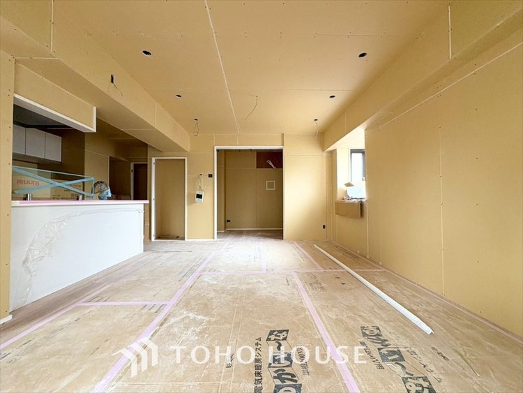 内装 現在改装中◆陽光◆が差し込む。この開放的なLDKに家族の笑顔が集う。家族が一緒に過ごす空間は明るく、そして居心地よく。