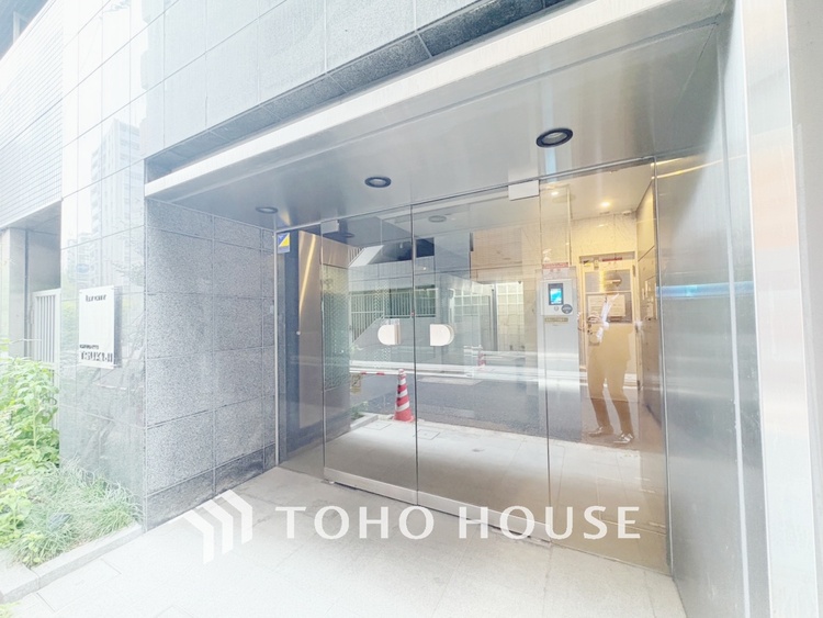 エントランス 【ENTRANCE】◆家族◆家で家族と過ごす時間は限られている。帰りを待つ家族の元へと急ぐときの弾む思い。そんな思いを引き立てる邸宅。