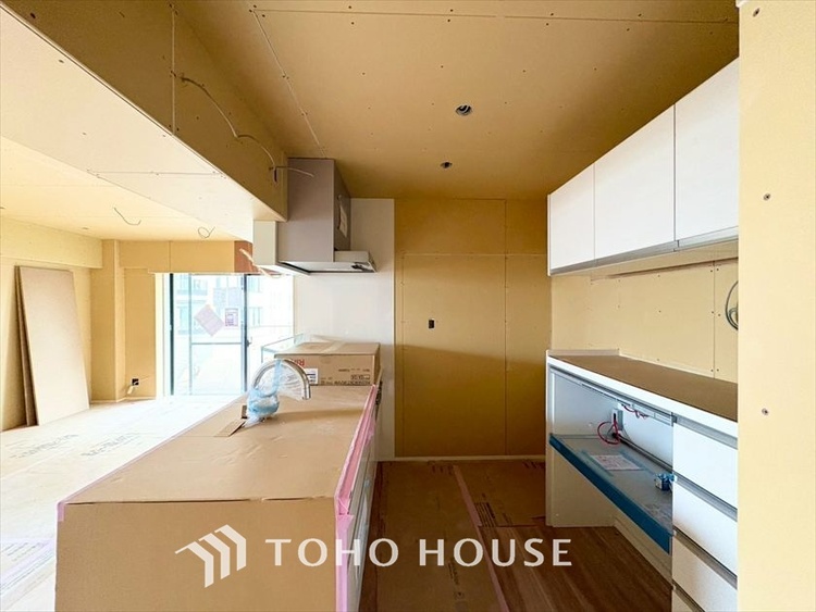 キッチン 現在改装中◆ワクワク◆開放的で機能性も高いシステムキッチン。お子様は毎日のご飯にワクワク！