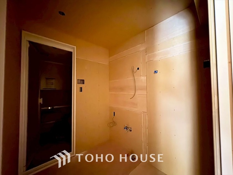 洗面 現在改装中◆快適◆煌びやかな暮らしの中にも忘れたくない快適さ。大きな収納が助けてくれます。