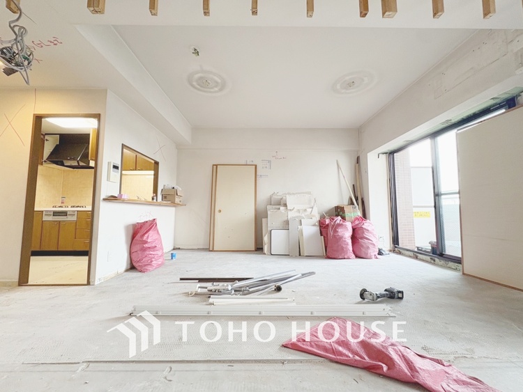 内装 現在改装中◆煌びやか◆愛おしい家族との団欒の時間をより一層幸せなものに感じさせる煌びやかなLDK。輝かしい毎日が待っています。※この画像の家具の配置には、CGによる加工を施しております。