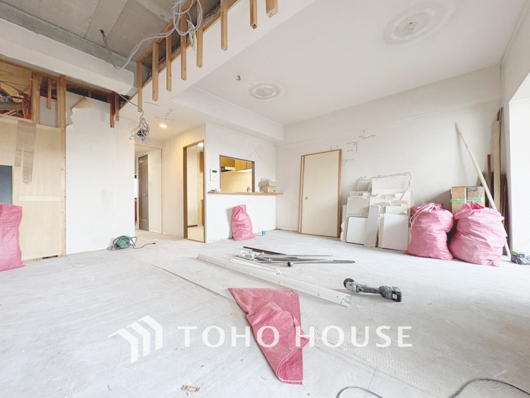 内装 現在改装中◆陽光◆が差し込む。この開放的なLDKに家族の笑顔が集う。家族が一緒に過ごす空間は明るく、そして居心地よく。