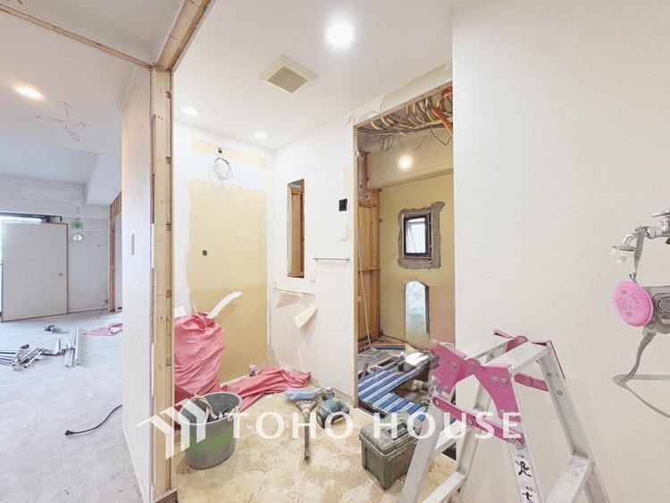 洗面 現在改装中◆快適◆煌びやかな暮らしの中にも忘れたくない快適さ。大きな収納が助けてくれます。