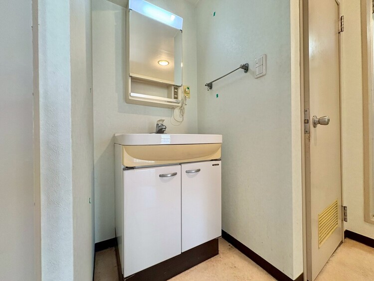 その他 清潔感を感じられる洗面化粧台。