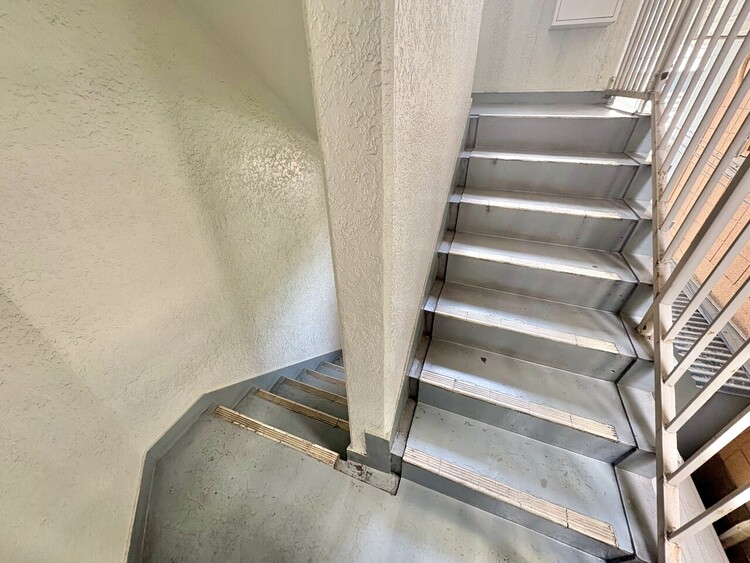 その他 共用部の階段です。明るく清潔に管理されています。