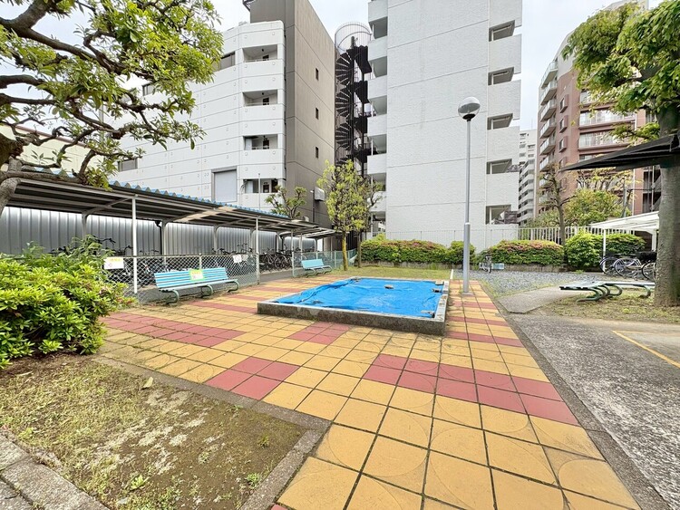 その他 マンションの敷地内には、中庭もございます。