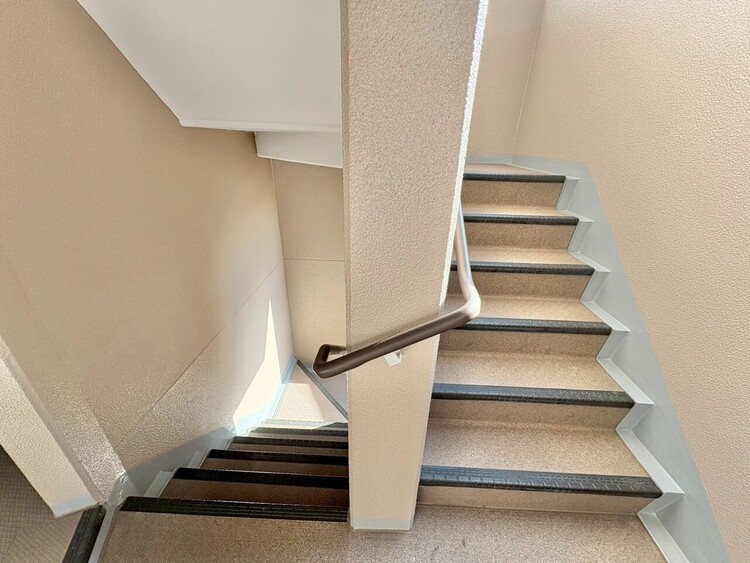 その他 共用部の階段です。明るく清潔に管理されています。