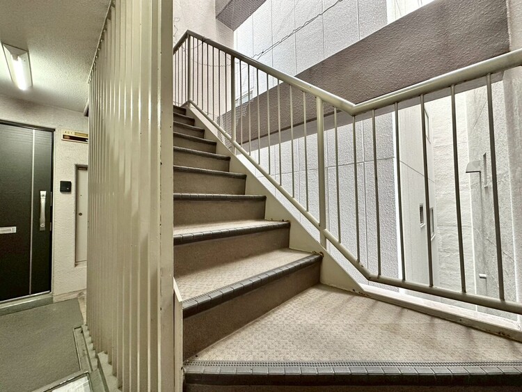 その他 共用部の階段です。明るく清潔に管理されています。