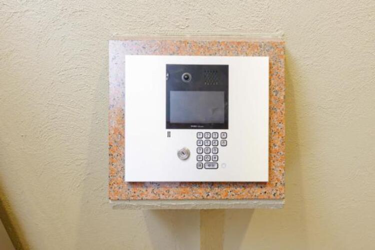 設備 エントランスにはオートロックを採用。侵入者をシャットアウトし、住まいの安全性を高めます。