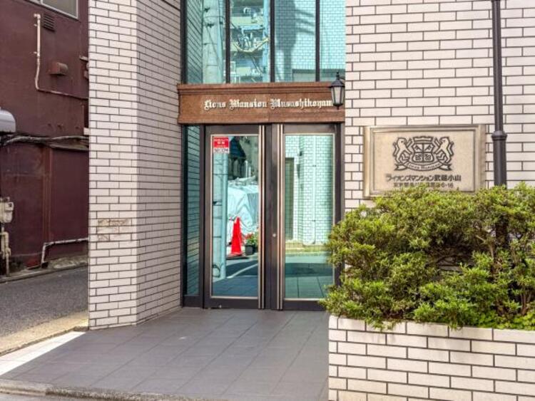 エントランス 住まいの顔ともいえるエントランスは、上品で洗練された印象に仕上がっています。