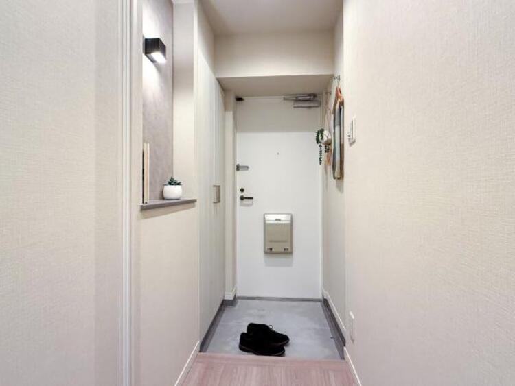 その他 シンプルで落ち着いたデザインの玄関が魅力です。