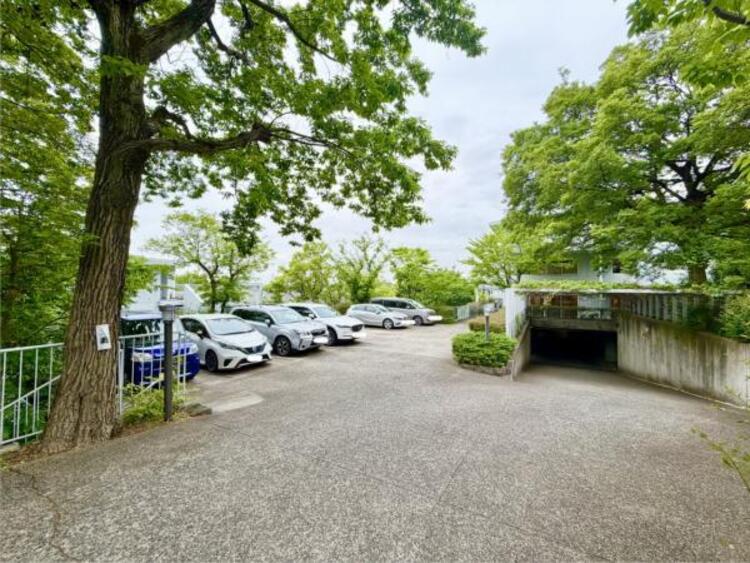 駐車場 建物につながる駐車スペース。重いものの、荷物の出し入れも安心。小さなお子様も安心・安全の乗り降りができます。車が汚れたら洗えるのもうれしいですね。 